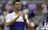 Le Serbe Novak Djokovic pleure lors de la cérémonie de la remise des trophées de l'US Open, après sa défaite face à l'Allemand Alexander Zverev, le 12 septembre 2021 au Billy Jean King King National Tennis Center à New York
