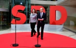 Les leaders socio-démocrates allemands Andrea Nahles et Olaf Scholz arrivent pour une conférence de presse à Berlin, le 9 mars 2018