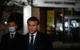 Emmanuel Macron, et à gauche Gérald Darmanin, devant le collège du Bois d'Aulne à Conflans Saint-Honorine, où travaillait le professeur tué, le 16 octobre 2020