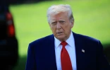Le président américain Donald Trump marche sur la pelouse de la Maison Blanche, à Washington, le 29 avril 2025