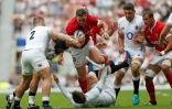 L'ailier gallois George North (c) en percussion contre l'Angleterre en test-match, le 11 août 2019 au stade de Twickenham à Londres