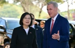 Le président de la Chambre des représentants américaine Kevin McCarthy accueille la présidente taïwanaise Tsai Ing-wen à la bibliothèque présidentielle Ronald Reagan à Simi Valley, en Californie, le 5 avril 2023