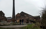 Devant l'usine de Middleport, construite en 1888, à Stoke-On-Trent en Angleterre, le 14 février 2017
