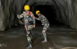 Image tirée d'une vidéo diffusée par le secrétariat du Premier ministre du Népal le 31 août 2026 via l'AFPTV montrant des soldats à l'intérieur d'un tunnel pour secourir des travailleurs, après des crues soudaines sur le site du projet hydroélectrique de Rasuwagadhi, dans le district de Rasuwa, au Népal