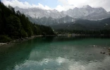 Vue du lac Eibsee, près de Garmisch-Partenkirchen, dans le sud de l'Allemagne, le 22 août 2025 