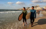Des jeunes surfeurs palestiniens sur une plage de la ville de Gaza, le 21 juin 2026