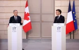 Le nouveau Premier ministre canadien Mark Carney (g) et le président français Emmanuel Macron lors d'une déclaration commune à l'Elysée, le 17 mars 2025 à Paris