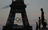 Les anneaux olympiques sur la Tour Eiffel, le 6 septembre 2024 à Paris