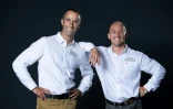 Les skippers français Armel Le Cleac'h (g) et Kevin Escoffier, posent le 22 septembre 2021 à Paris, avant de participer ensemble à la Transat Jacques Vabre, course en double à destination de la Martinique, le 7 novembre 2021 