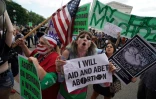 Des militants pro et anti-avortement devant la Cour suprême des Etats-Unis, le 24 juin 2022 à Washington 
