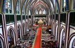 Des catholiques assistent dans la cathédrale Sainte Marie à Rangoun à la messe célébrée par le pape François le 30 novembre 2017 