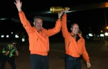 Andre Borschberg Bertrand Piccard après l'atterrissage de Solar Impulse 2 le 2 mai 2016 à Phoenix