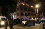 Des secouristes et des membres des forces de l'odre autour devant l'hôtel Ramada touché par une frappe israélienne, le 8 mars 2026 à Beyrouth 