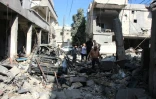 Des hommes inspectent les dégâts sur le site d'une frappe israélienne dans la ville côtière de Tyr, dans le sud du Liban, le 5 juin 2026