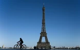 Malgré un temps printanier, les abords de la Tour Eiffel étaient peu fréquentés le 5 avril 2020