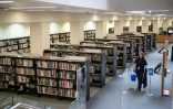 Préparatifs avant la réouverture d'une bibliothèque publique à Manchester, en Angleterre, le 3 juillet 2020