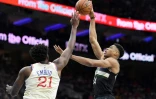 Giannis Antetokounmpo des Milwaukee Bucks (d) à la lutte avec Joel Embiid des Philadelphia 76ers, en NBA, le 25 décembre 2019 à Philadelphie