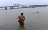 Des adeptes du naturisme se baignent dans le fleuve Rouge, le 11 décembre 2017 à Hanoï, au Vietnam