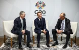 Le Premier ministre britannique Keir Starmer (gauche), le président français Emmanuel Macron (centre) et le chancelier allemand Friedrich Merz, au G20 à Johannesbourg le 22 novembre 2025