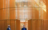 des visteurs dans la "Cage doréee" de l'artiste chinois Ai Weiwei devant son installation  à proximité de la Trump Tower à New York, le 10 octobre 2017