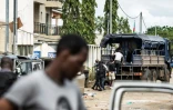 Des partisans de Jean Ping sont emmenés dans un camion par la police, devant le quartier général de l'opposant gabonais, le 1er septembre 2016 à Libreville