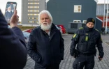 Paul Watson, militant contre la chasse à la baleine, arrive à une audience au tribunal de Nuuk, le 2 octobre 2024 au Groenland 