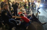 La police israélienne disperse des parents et soutiens des otages enlevés par les commandos du Hamas et captifs à Gaza, lors d'une manifestation à Tel-Aviv, en Israël, le 6 mai 2024