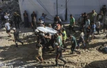 Les secours et des volontaires sortent un corps d'un immeuble détruit près de Gaza city le 16 septembre 2026