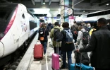 Des passagers s'apprêtent à embarquer dans un train à gare Montparnasse, à Paris, le 3 avril 2021.