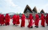 Des militants écologistes des Red Rebels, affiliés au mouvement Extinction Rebellion, participent à une manifestation pour le climat à Sydney le 15 décembre 2015.