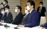 Le Premier ministre japonais Shinzo Abe lors d'une réunion avec les membres du gouvernement, le 7 avril 2020 à Tokyo