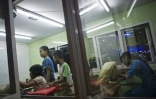 L'association myME donne des cours aux enfants des rues dans des minibus convertis en salles de classe, le 21 octobre 2015 à Rangoun