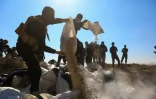 Les forces de sécurité des nouvelles autorités syriennes vident des sacs de captagon près du Bureau de la sécurité de la Quatrième division à la lisière de Damas, le 19 janvier 2025
