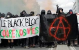 Les "black blocs" de la mouvance contestataire radicale lors de la manifestation du 1er mai 2018 Ă Paris