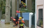 Les pompiers évacuent des habitants le 15 octobre à Trèbes