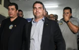 Flavio Bolsonaro (centre) le 7 septembre 2018 à l'hôpital de Juiz de Fora où son père Jair Bolsonaro, candidat d'extrême droit à la présidentielle brésilienne, est hospitalisé