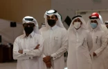 Des électeurs font la queue avant de voter pour élire une partie de leur organe législatif, à Doha le 2 octobre 2021