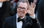 Gary Oldman décroche l'Oscar du meilleur acteur pour son interprétation de Winston Churchill dans "Les heures sombres", le 4 mars 201 à Hollywood