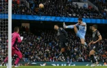 Le défenseur de Manchester City Ruben Dias rate une occasion devant la défense de Wolverhampton lors du match aller à l'Etihad Stadium, le 11 décembre 2021 