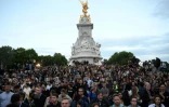La foule se rassemble devant Buckingham Palace après la mort de la reine Elizabeth II, le 8 septembre 2022