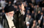 Photo diffusée par le bureau du Guide suprême iranien, l'ayatollah Ali Khamenei, le montrant en train de saluer la foule à Téhéran le 4 juin 2018 