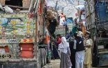 Des réfugiés afghans chassés du Pakistan montent dans des camions, à Landi Kotal, au Pakistan, le 1er novembre 2023