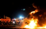 Des pompiers luttent contre un énorme incendie survenu sur un oléoduc où des habitants venaient voler de l'essence, à Tlahuelilpan au Mexique le 19 janvier 2019
