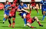 Le 3e ligne castrais Anthony Delonch est plaqué par deux joueurs lyonnais, lors du match de Top 14 à domicile, le 7 mai 2021 au stade Pierre Fabre