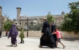 Des Palestiniens près du Tombeau des Patriarches, également appelé Mosquée d'Ibrahim, le 7 juillet à Hébron