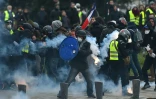 Les forces de l'ordre aspergent de gaz lacrymogène des "gilets jaunes" à Nantes, le 5 janvier 2019