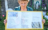 L'historienne Catherine Corless sur le site de l'ancien foyer St Mary, où 796 enfants avaient été inhumés anonymement, le 20 mai 2025 à Tuam dans l'Ouest de l'Irlande