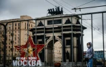 Une sculpture "Moscou ville héroïque" devant l'Arc de Triomphe de Moscou le 8 mai 2020