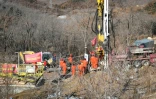 Des équipes de secours travaillent sur le site de la mine d'or de Qixia, où des mineurs sont bloqués sous terre, le 18 janvier 2021 en Chine