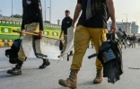 Des policiers se dirigent vers leur zone de déploiement dans le contexte des manifestations en cours du parti d’opposition Pakistan Tehreek-e-Insaf (PTI), qui réclame la libération de l’ancien Premier ministre Imran Khan, actuellement emprisonné, à Peshawar, le 11 octobre 2026